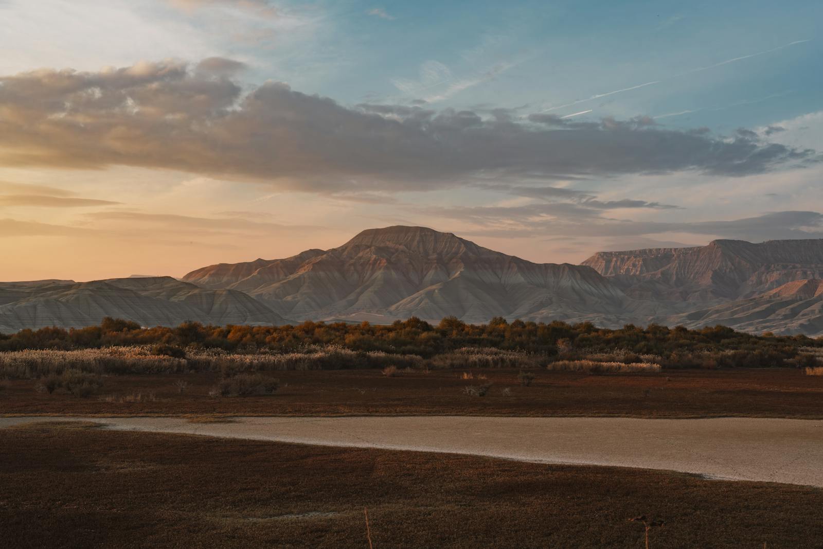 Majestic mountain landscape at sunset near Ankara, Türkiye, capturing serene natural beauty.