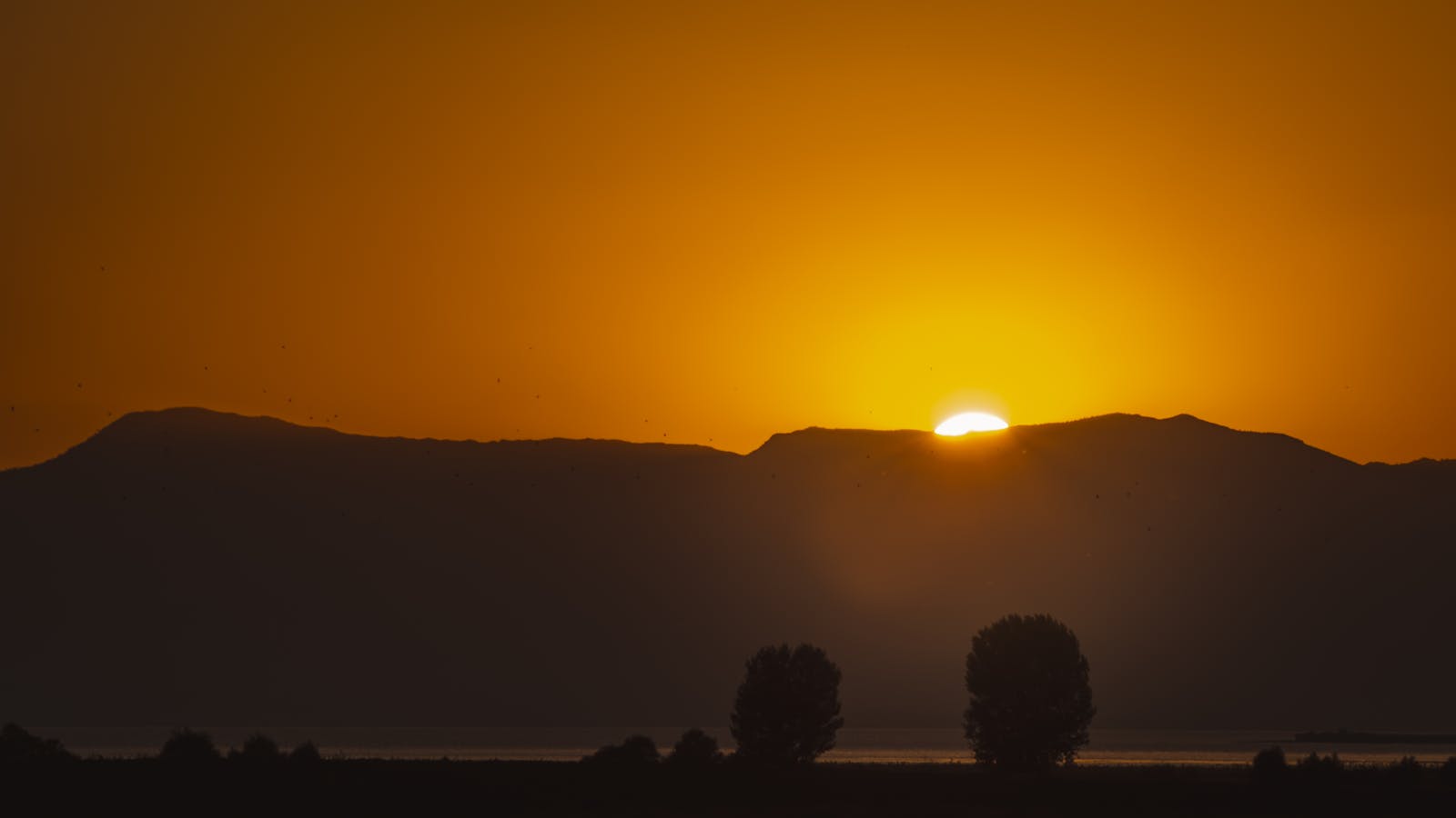 Stunning sunset scene with golden hues over mountains in Beyşehir, Türkiye.