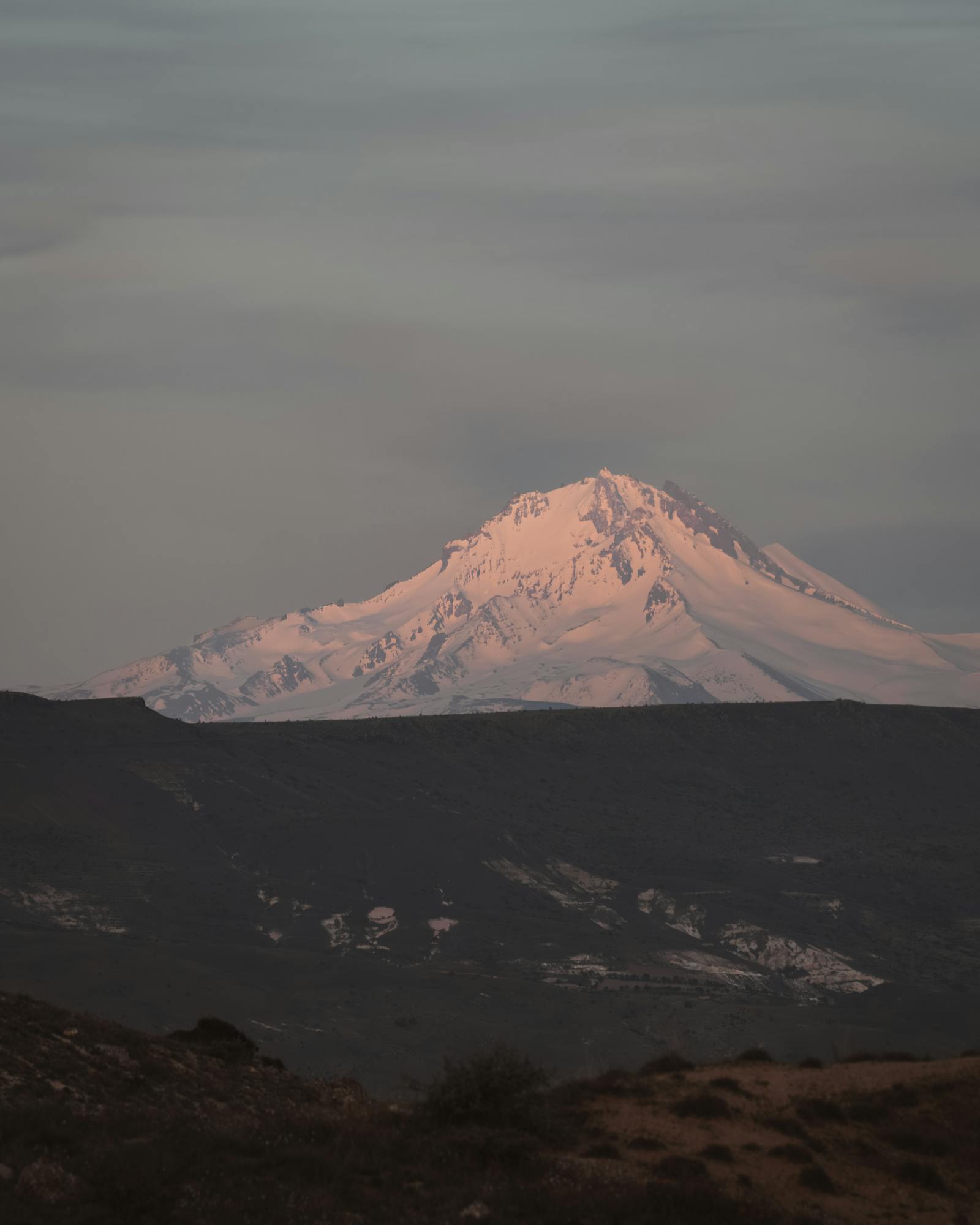 Stunning view of Mount Erciyes covered in snow during twilight in Kayseri, Türkiye.