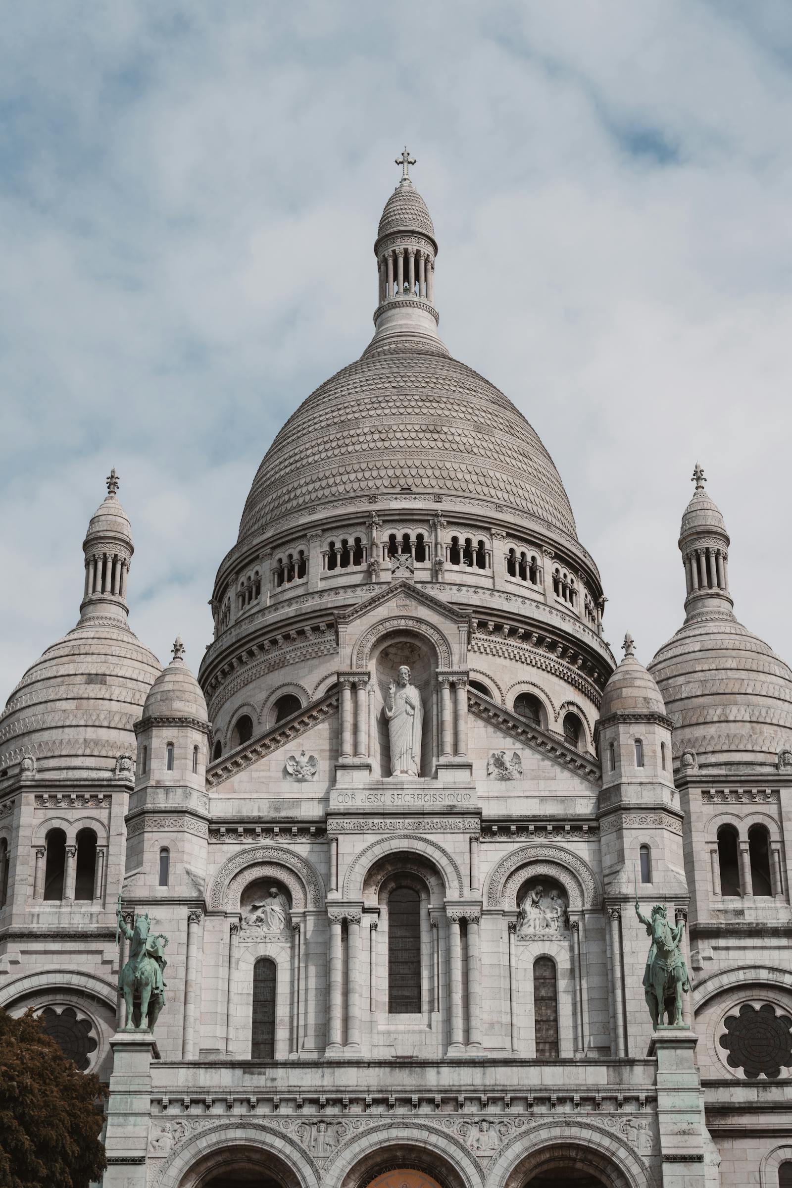 Stunning view of Sacré-Cœur Basilica in Paris showing intricate architecture and grandeur.